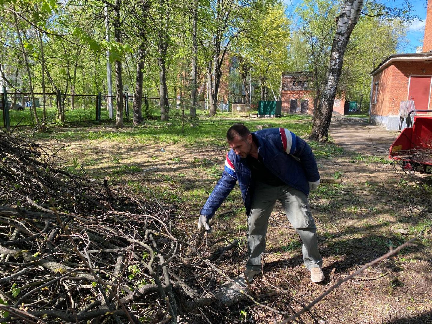 Чехов, школа-интернат, благотворительная акция, опиловка деревьев, измельчение веток, уборка территории, благоустройство, компания СрубСтрой, благотворительная точка добра Манаим,