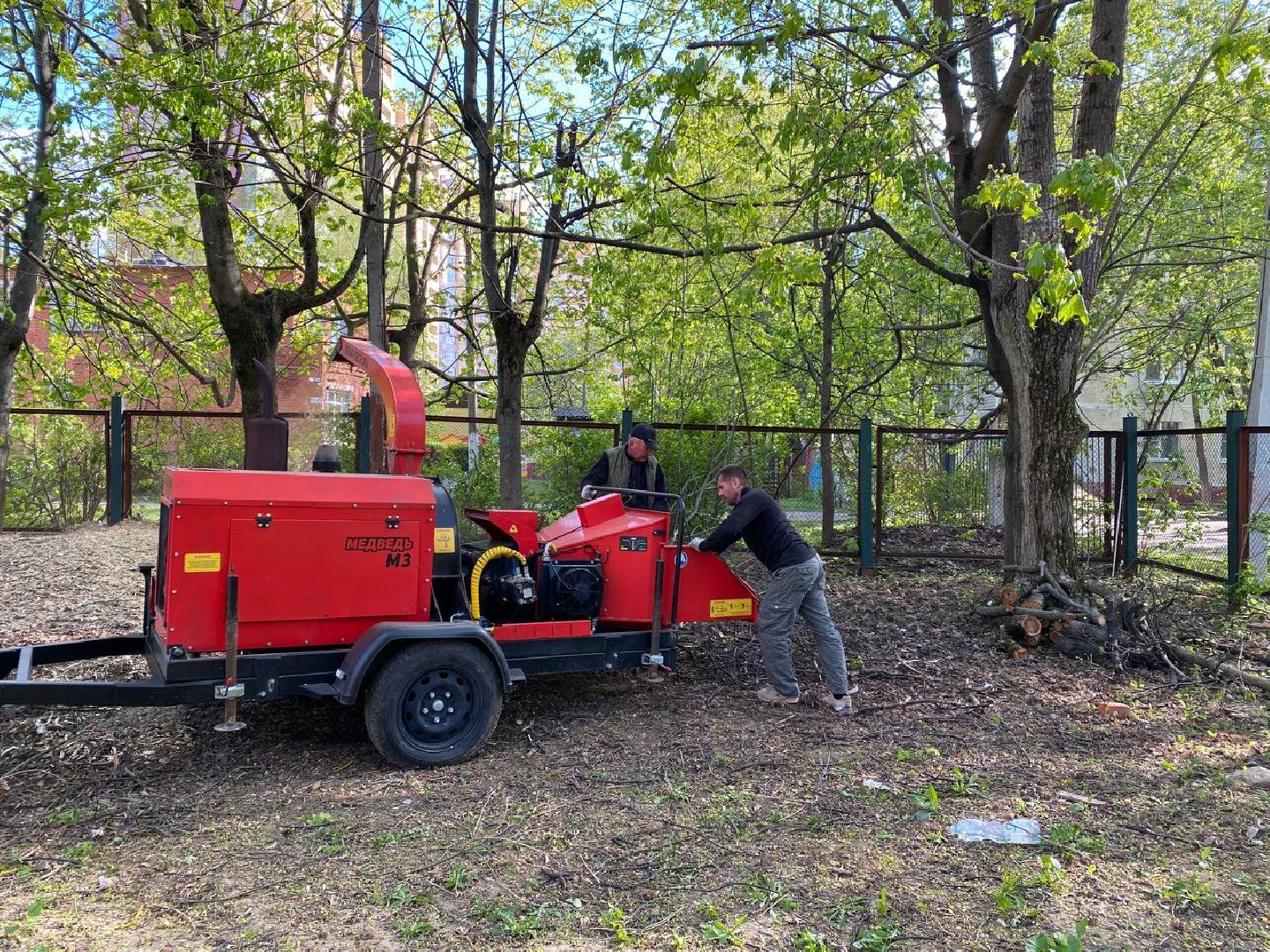 Чехов, школа-интернат, благотворительная акция, опиловка деревьев, измельчение веток, уборка территории, благоустройство, компания СрубСтрой, благотворительная точка добра Манаим,