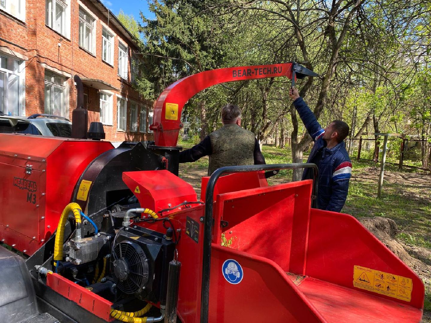 Чехов, школа-интернат, благотворительная акция, опиловка деревьев, измельчение веток, уборка территории, благоустройство, компания СрубСтрой, благотворительная точка добра Манаим,