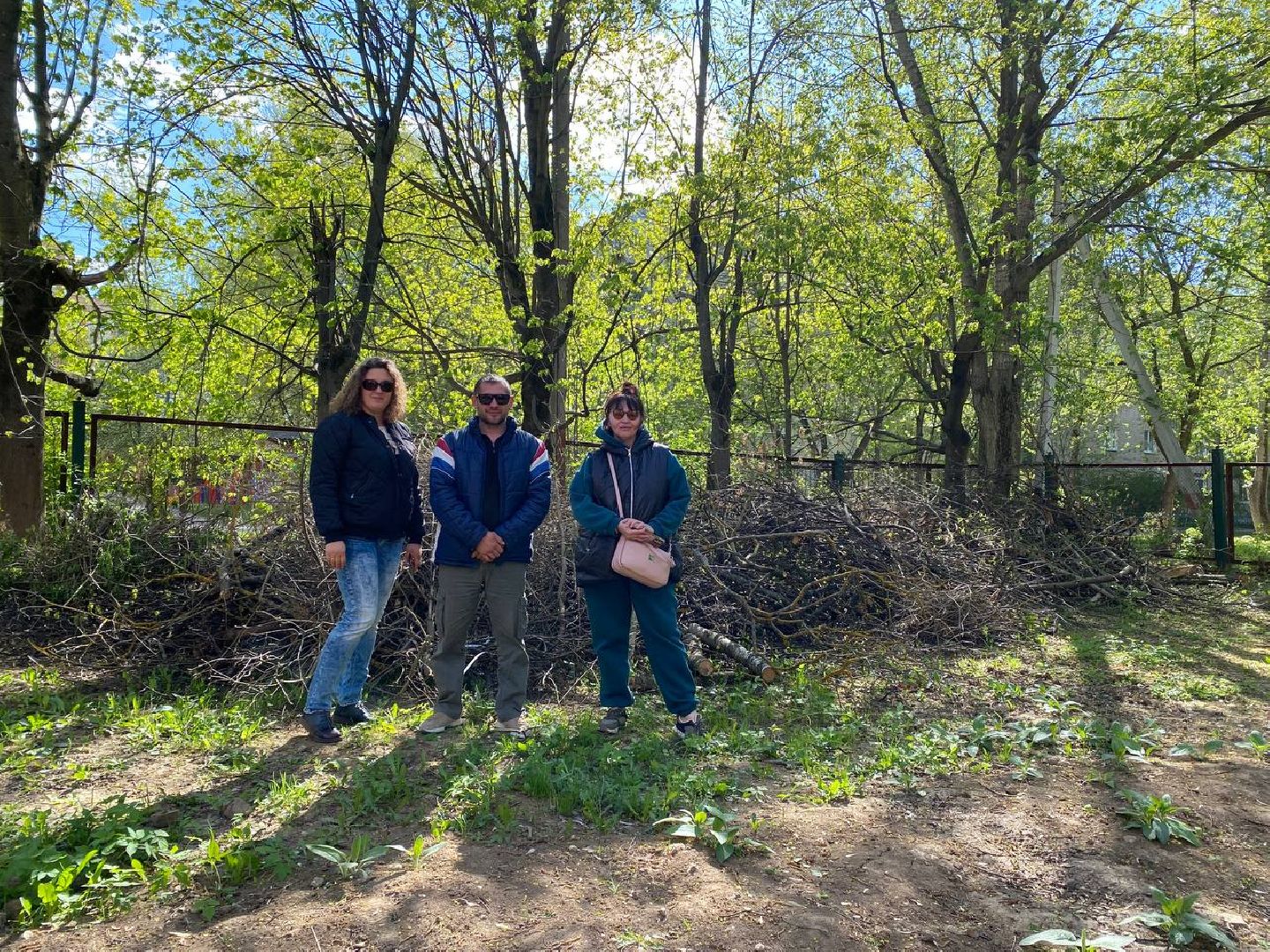 Чехов, школа-интернат, благотворительная акция, опиловка деревьев, измельчение веток, уборка территории, благоустройство, компания СрубСтрой, благотворительная точка добра Манаим,