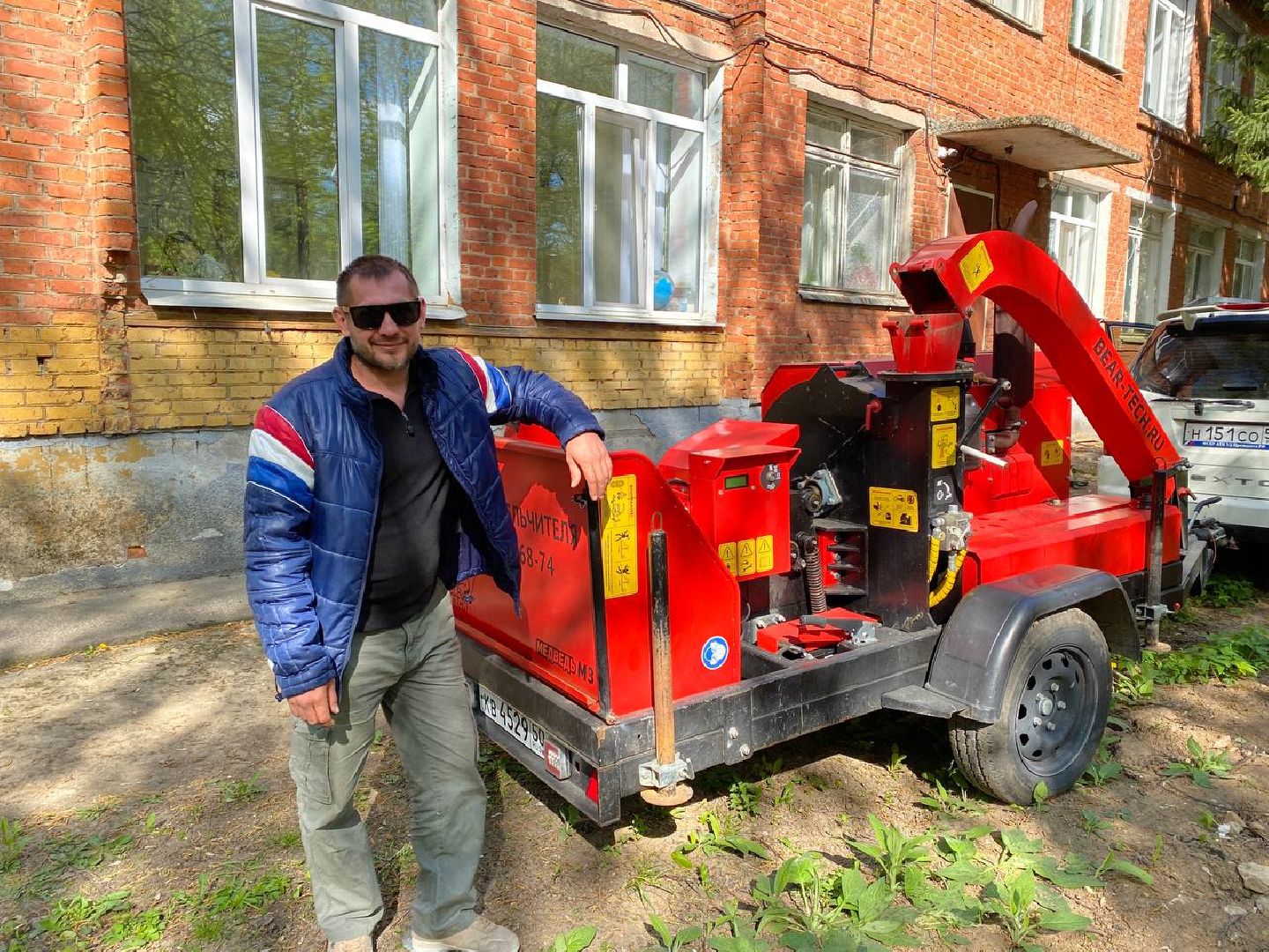 Чехов, школа-интернат, благотворительная акция, опиловка деревьев, измельчение веток, уборка территории, благоустройство, компания СрубСтрой, благотворительная точка добра Манаим,