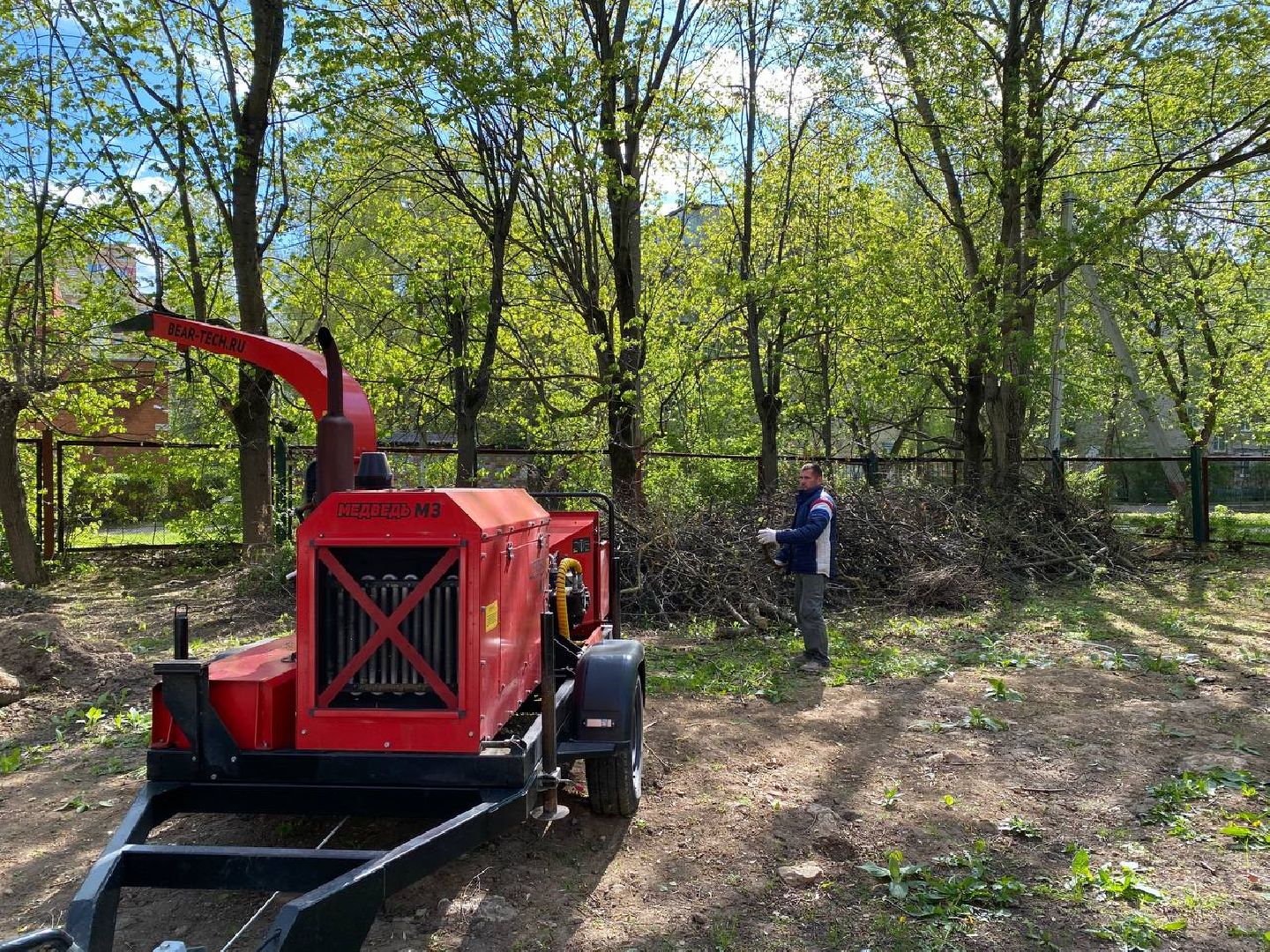 Чехов, школа-интернат, благотворительная акция, опиловка деревьев, измельчение веток, уборка территории, благоустройство, компания СрубСтрой, благотворительная точка добра Манаим,