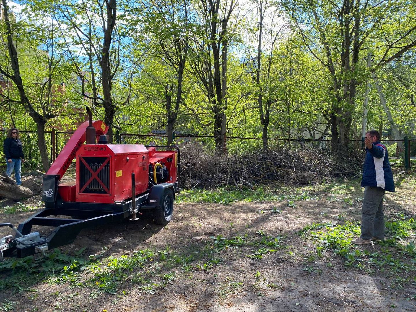 Чехов, школа-интернат, благотворительная акция, опиловка деревьев, измельчение веток, уборка территории, благоустройство, компания СрубСтрой, благотворительная точка добра Манаим,