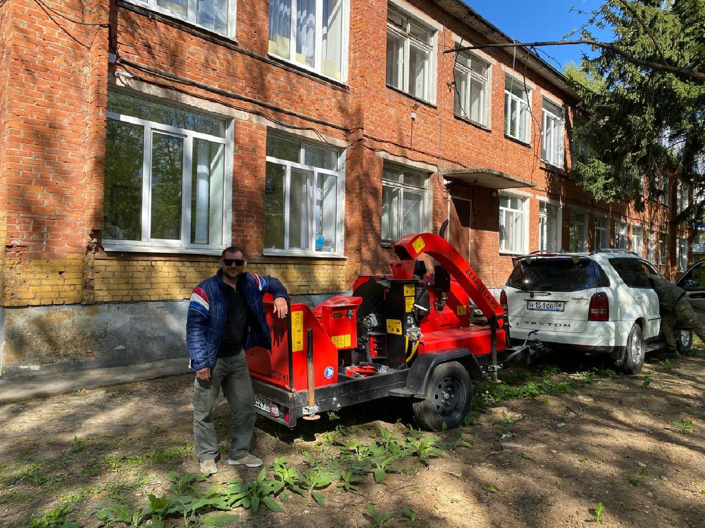 Чехов, школа-интернат, благотворительная акция, опиловка деревьев, измельчение веток, уборка территории, благоустройство, компания СрубСтрой, благотворительная точка добра Манаим,