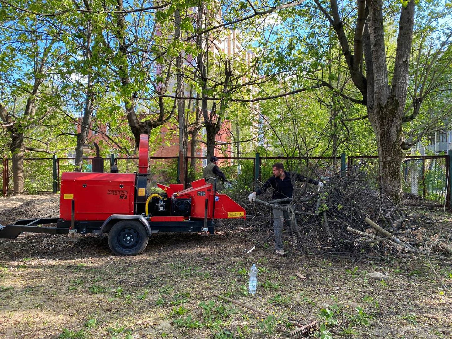Чехов, школа-интернат, благотворительная акция, опиловка деревьев, измельчение веток, уборка территории, благоустройство, компания СрубСтрой, благотворительная точка добра Манаим,