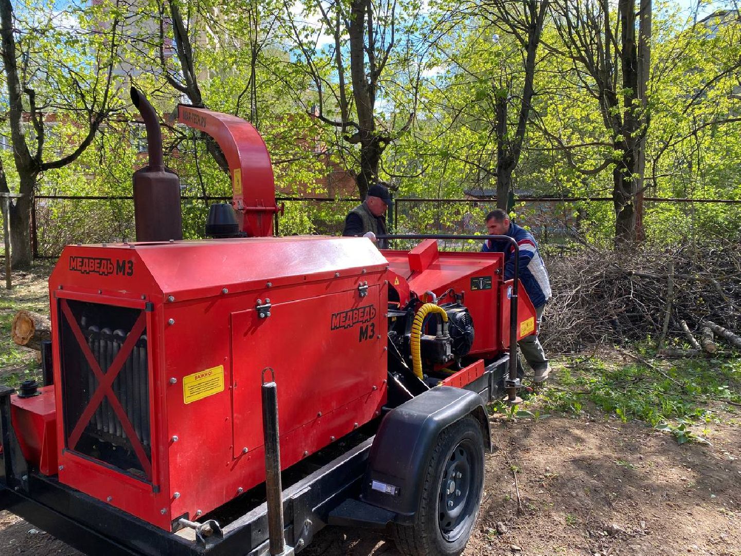 Чехов, школа-интернат, благотворительная акция, опиловка деревьев, измельчение веток, уборка территории, благоустройство, компания СрубСтрой, благотворительная точка добра Манаим,