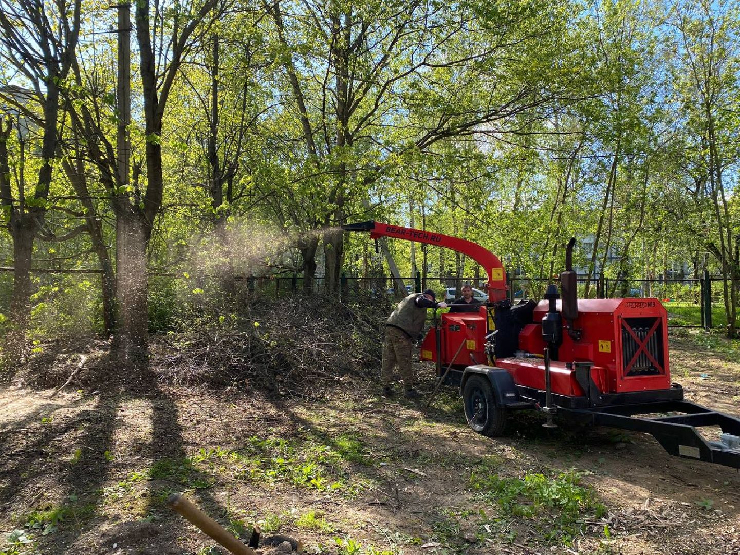 Чехов, школа-интернат, благотворительная акция, опиловка деревьев, измельчение веток, уборка территории, благоустройство, компания СрубСтрой, благотворительная точка добра Манаим,