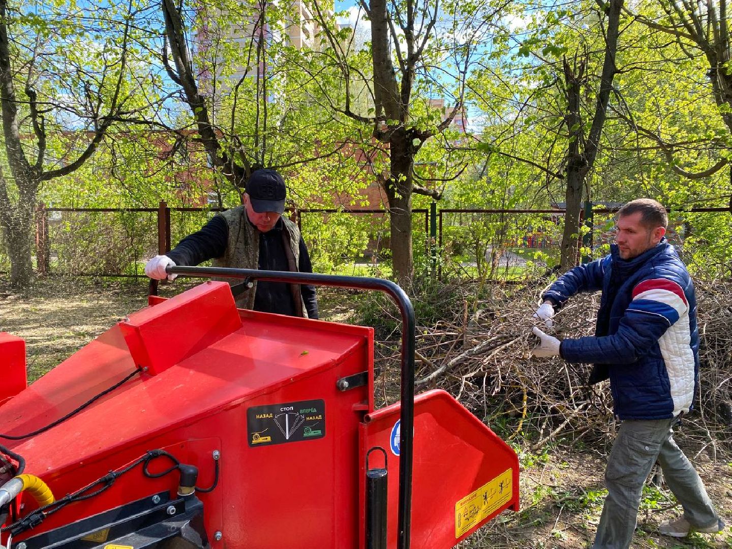 Чехов, школа-интернат, благотворительная акция, опиловка деревьев, измельчение веток, уборка территории, благоустройство, компания СрубСтрой, благотворительная точка добра Манаим,