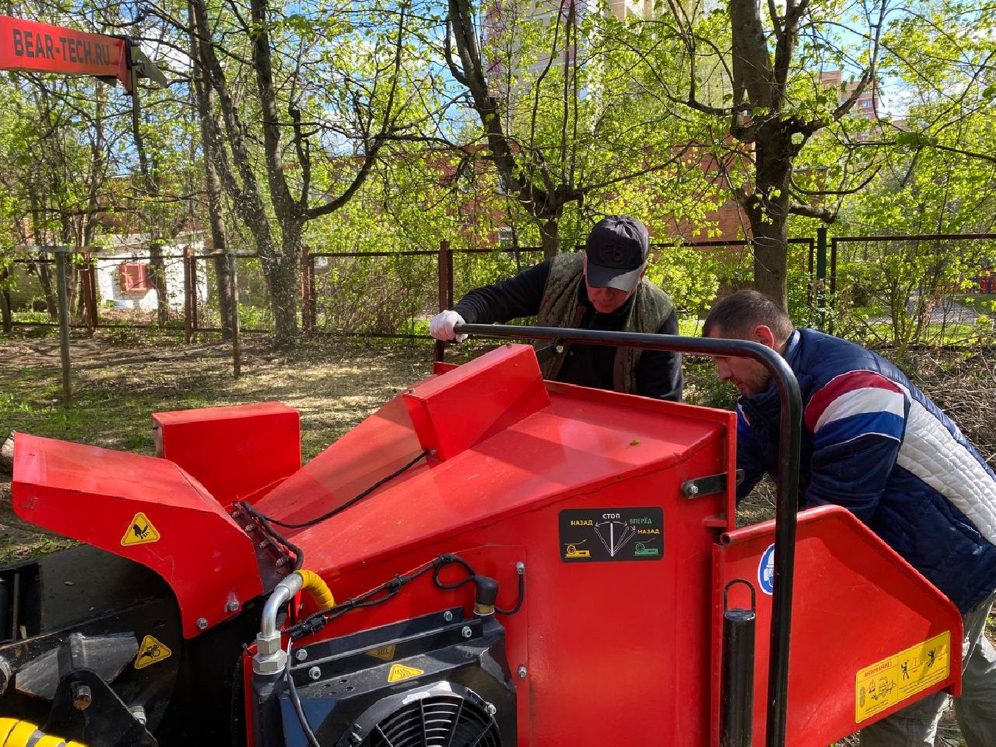 Чехов, школа-интернат, благотворительная акция, опиловка деревьев, измельчение веток, уборка территории, благоустройство, компания СрубСтрой, благотворительная точка добра Манаим,