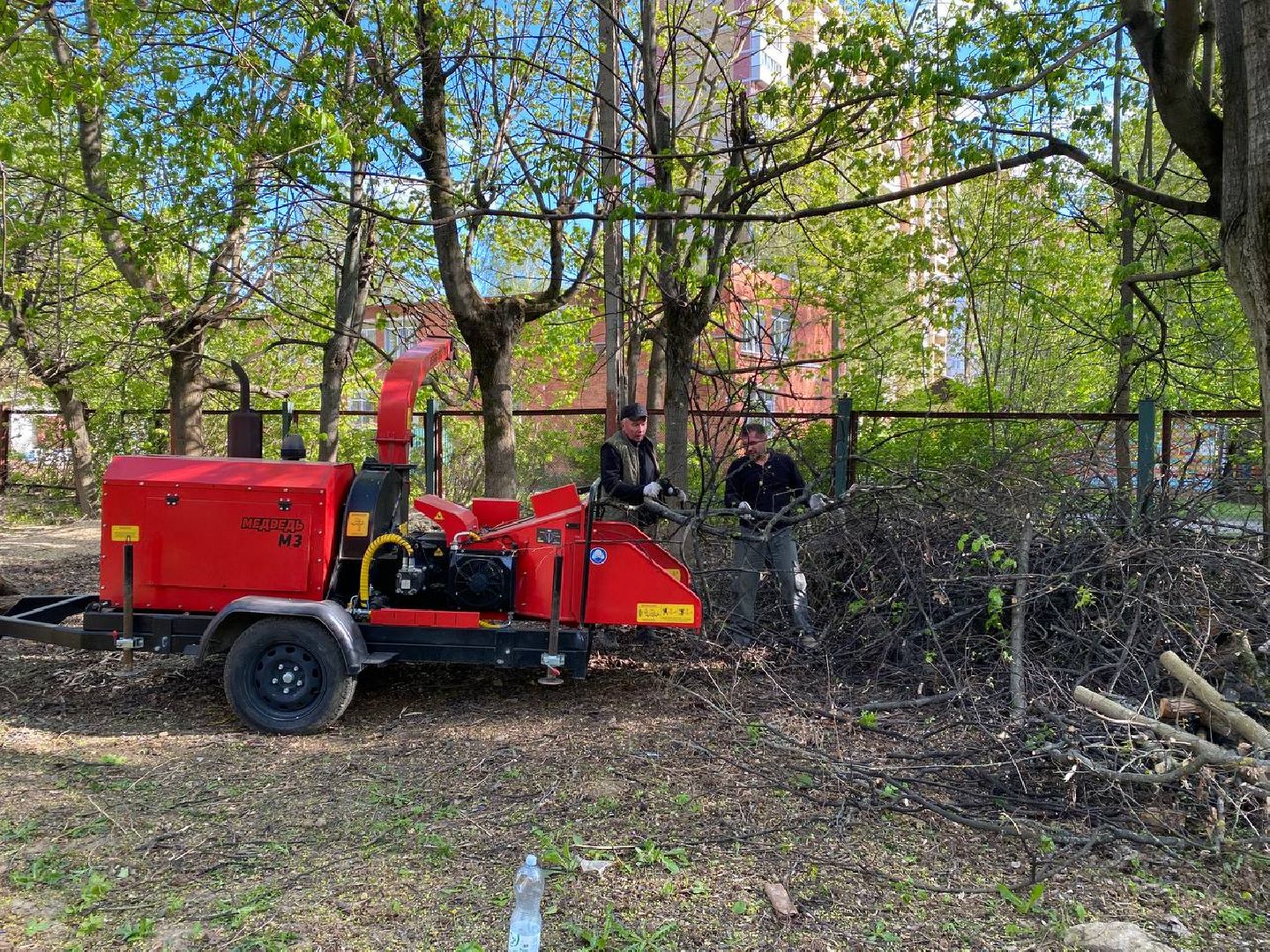 Чехов, школа-интернат, благотворительная акция, опиловка деревьев, измельчение веток, уборка территории, благоустройство, компания СрубСтрой, благотворительная точка добра Манаим,