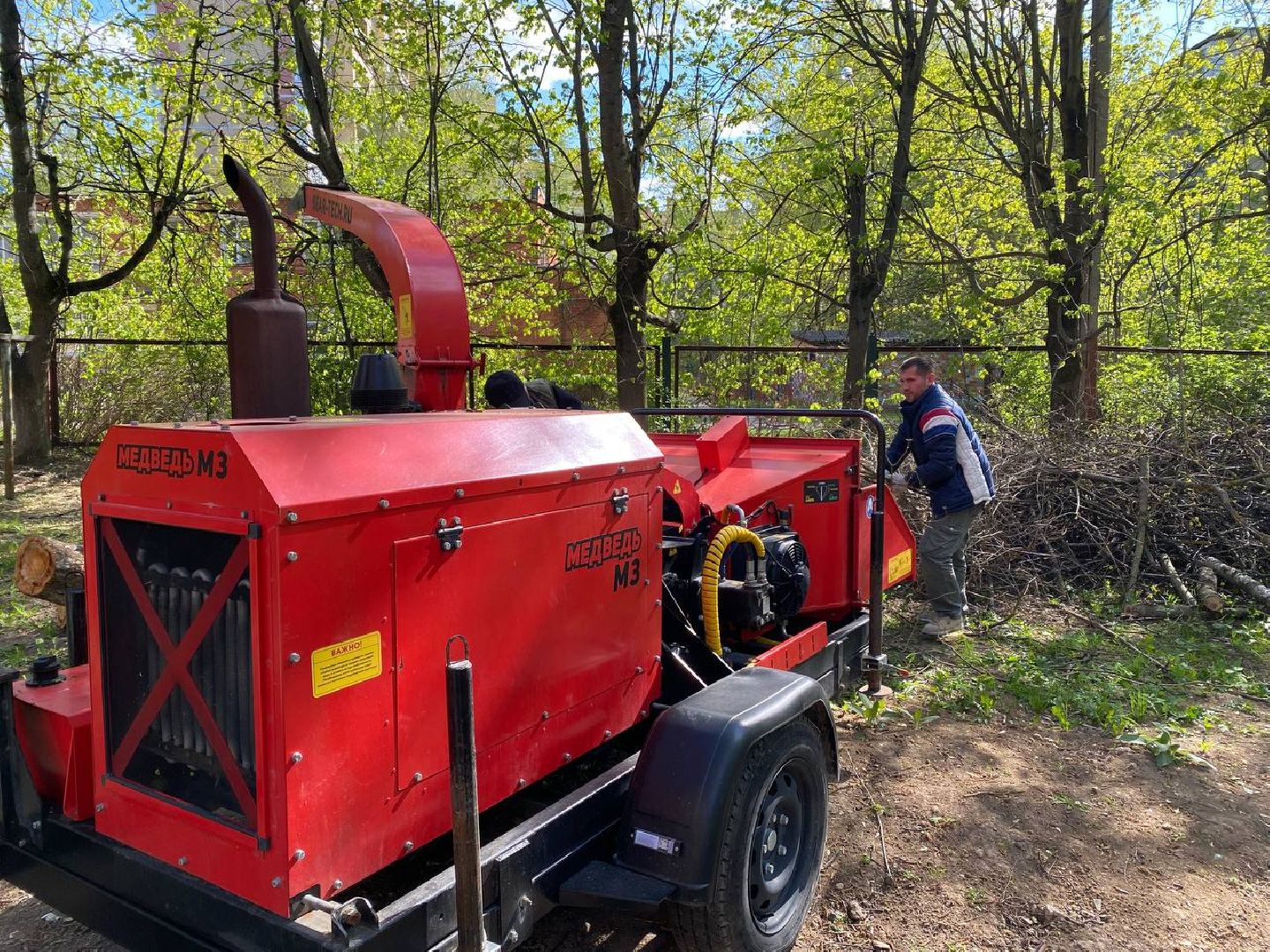 Чехов, школа-интернат, благотворительная акция, опиловка деревьев, измельчение веток, уборка территории, благоустройство, компания СрубСтрой, благотворительная точка добра Манаим,