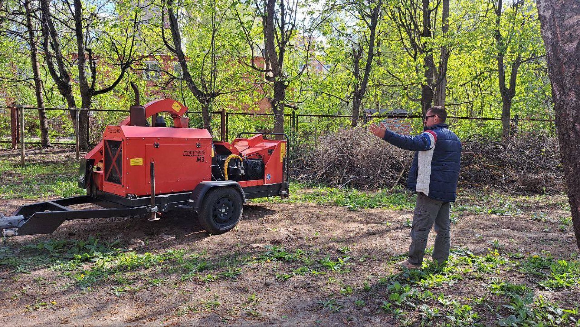 Чехов, школа-интернат, благотворительная акция, опиловка деревьев, измельчение веток, уборка территории, благоустройство, компания СрубСтрой, благотворительная точка добра Манаим,