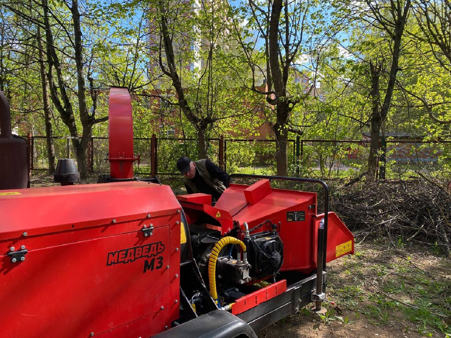 Чехов, школа-интернат, благотворительная акция, опиловка деревьев, измельчение веток, уборка территории, благоустройство, компания СрубСтрой, благотворительная точка добра Манаим,