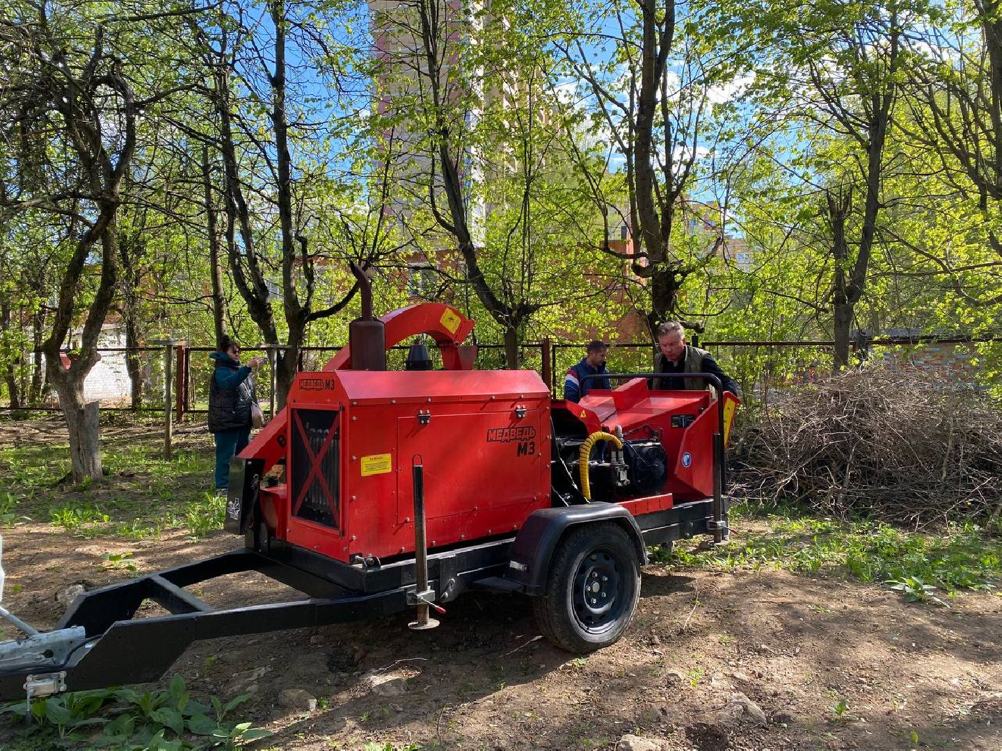 Чехов, школа-интернат, благотворительная акция, опиловка деревьев, измельчение веток, уборка территории, благоустройство, компания СрубСтрой, благотворительная точка добра Манаим,