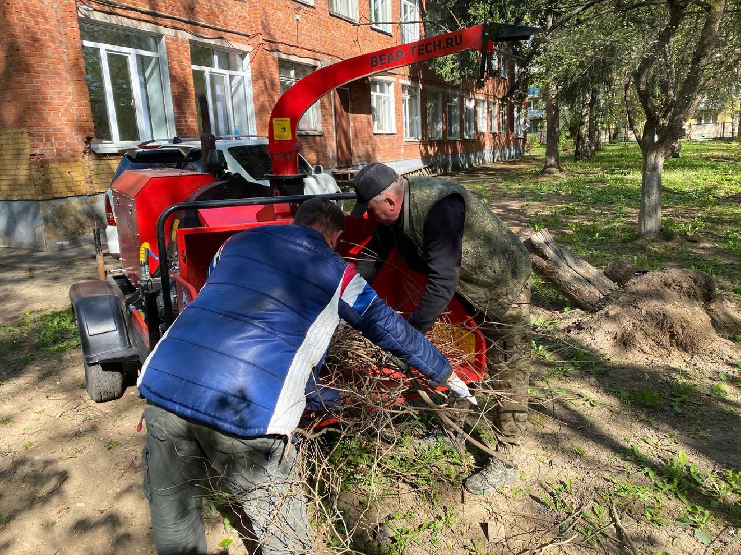 Чехов, школа-интернат, благотворительная акция, опиловка деревьев, измельчение веток, уборка территории, благоустройство, компания СрубСтрой, благотворительная точка добра Манаим,