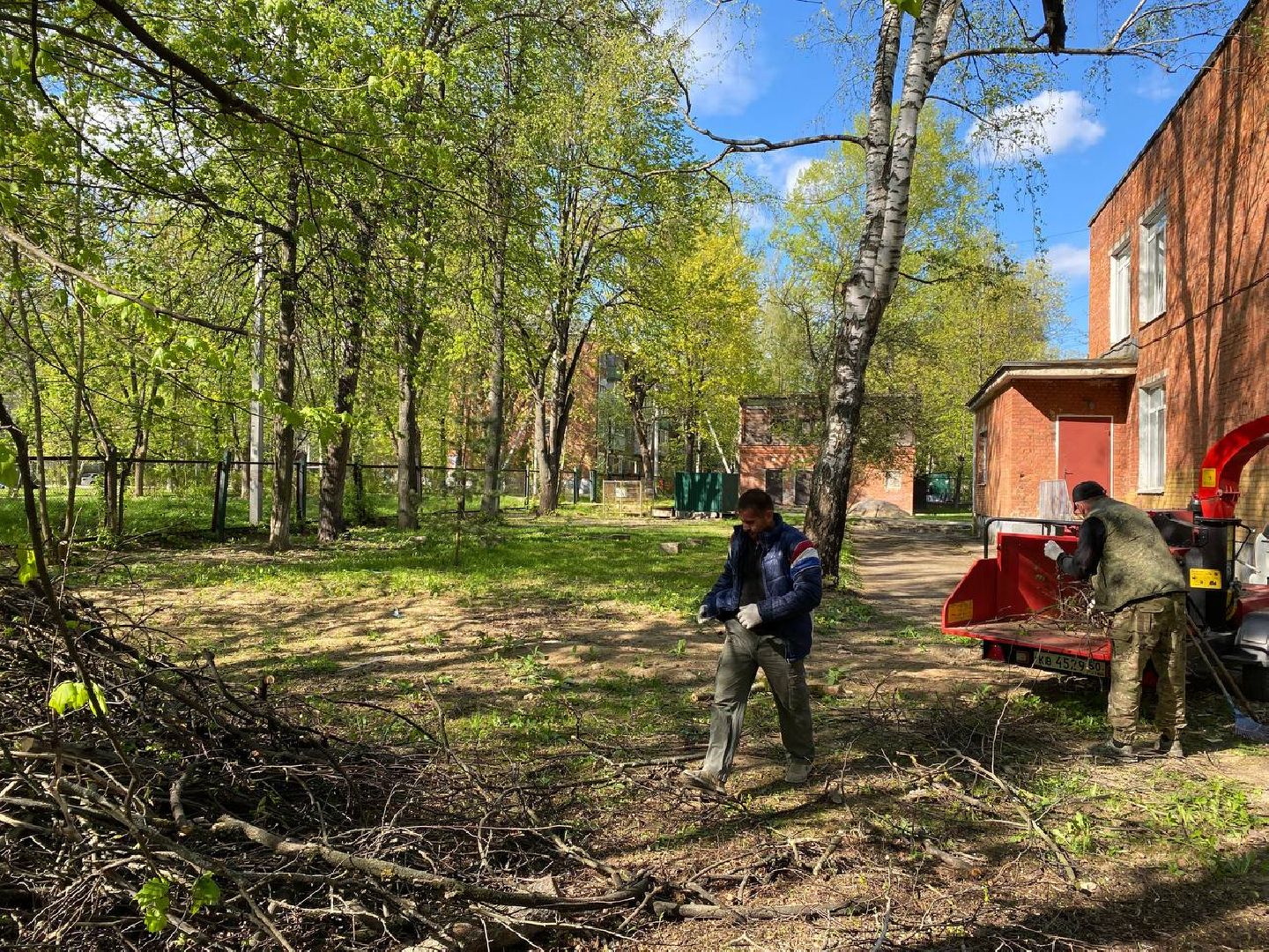 Чехов, школа-интернат, благотворительная акция, опиловка деревьев, измельчение веток, уборка территории, благоустройство, компания СрубСтрой, благотворительная точка добра Манаим,