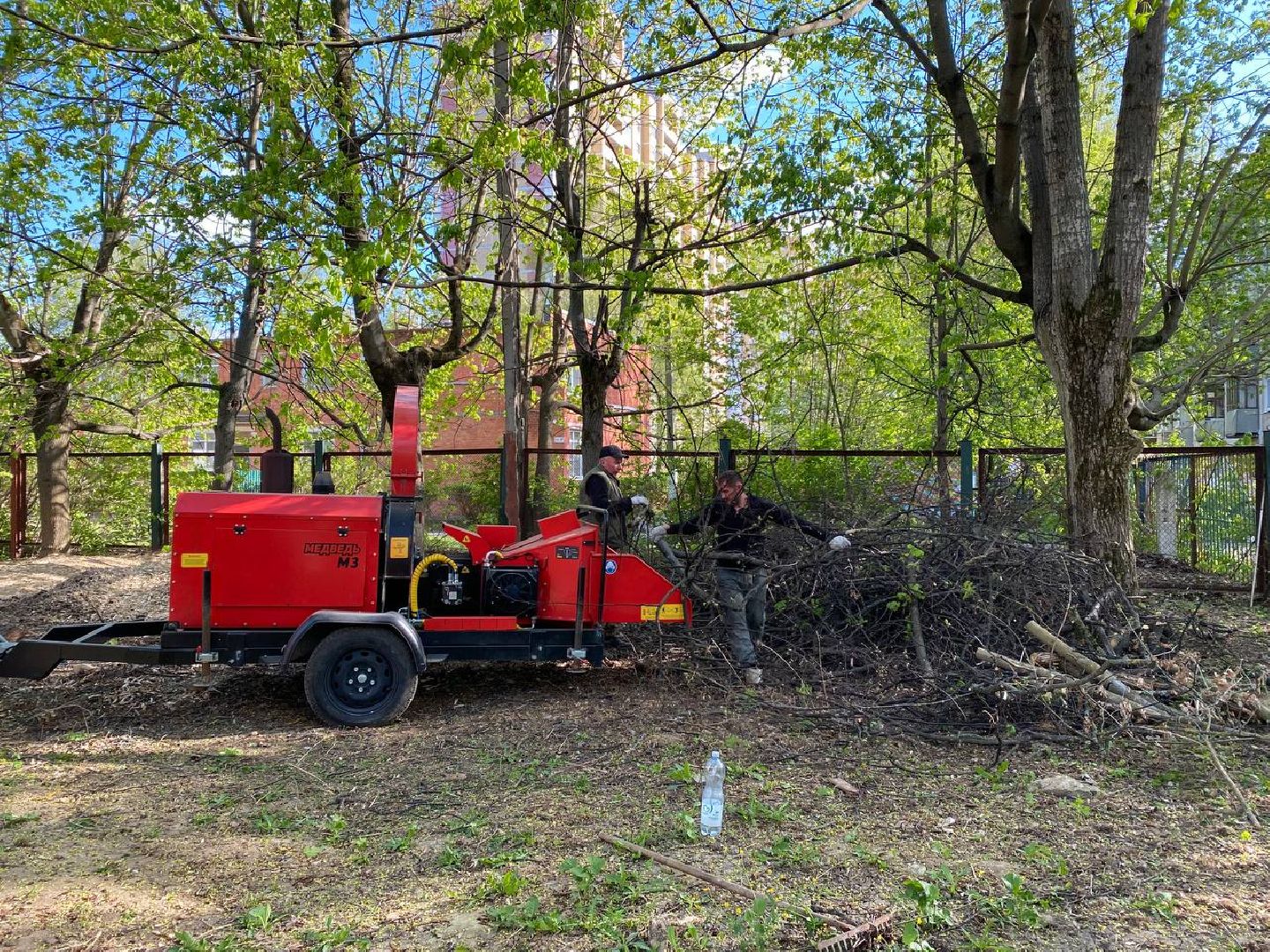 Чехов, школа-интернат, благотворительная акция, опиловка деревьев, измельчение веток, уборка территории, благоустройство, компания СрубСтрой, благотворительная точка добра Манаим,