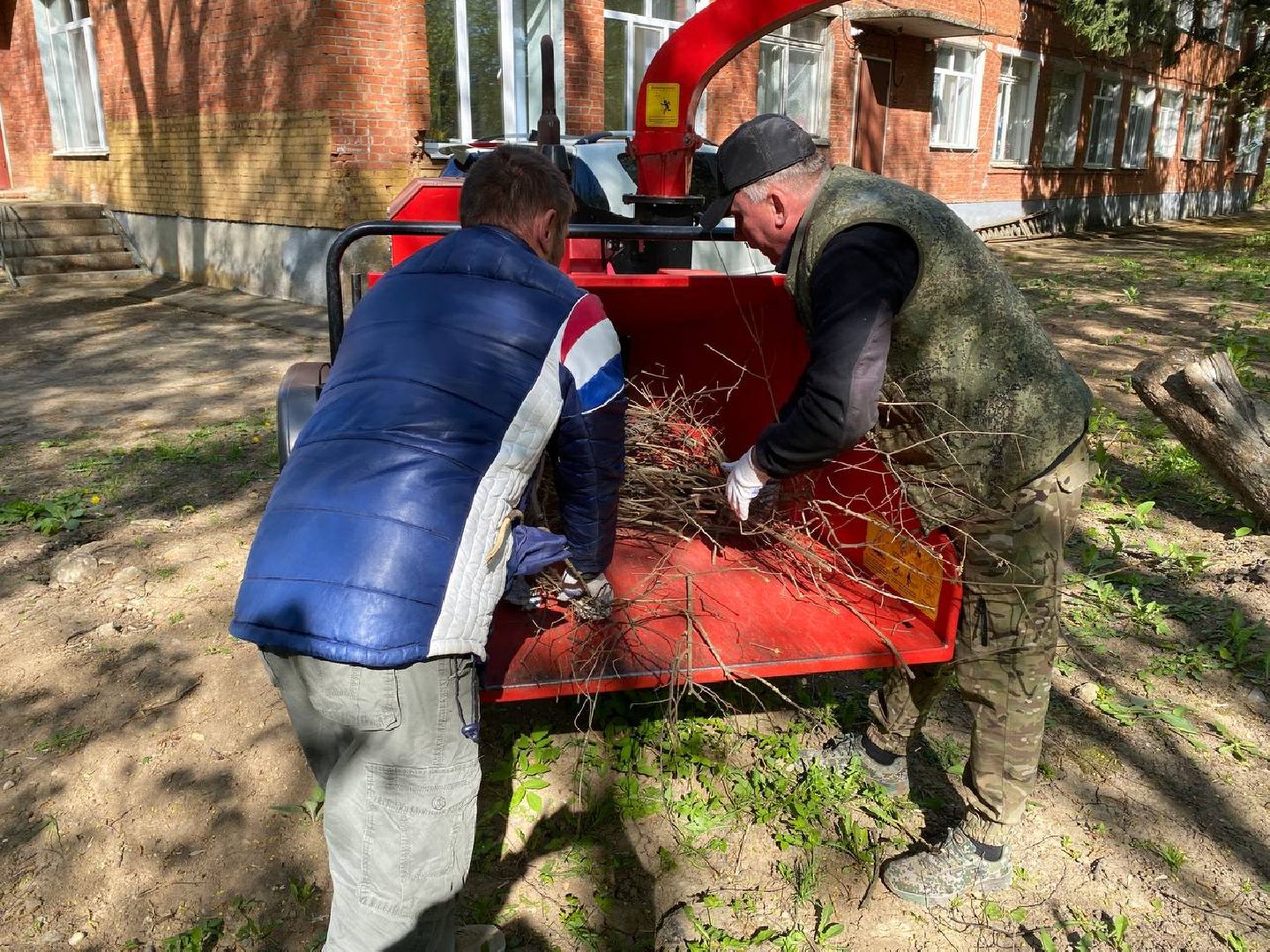 Чехов, школа-интернат, благотворительная акция, опиловка деревьев, измельчение веток, уборка территории, благоустройство, компания СрубСтрой, благотворительная точка добра Манаим,