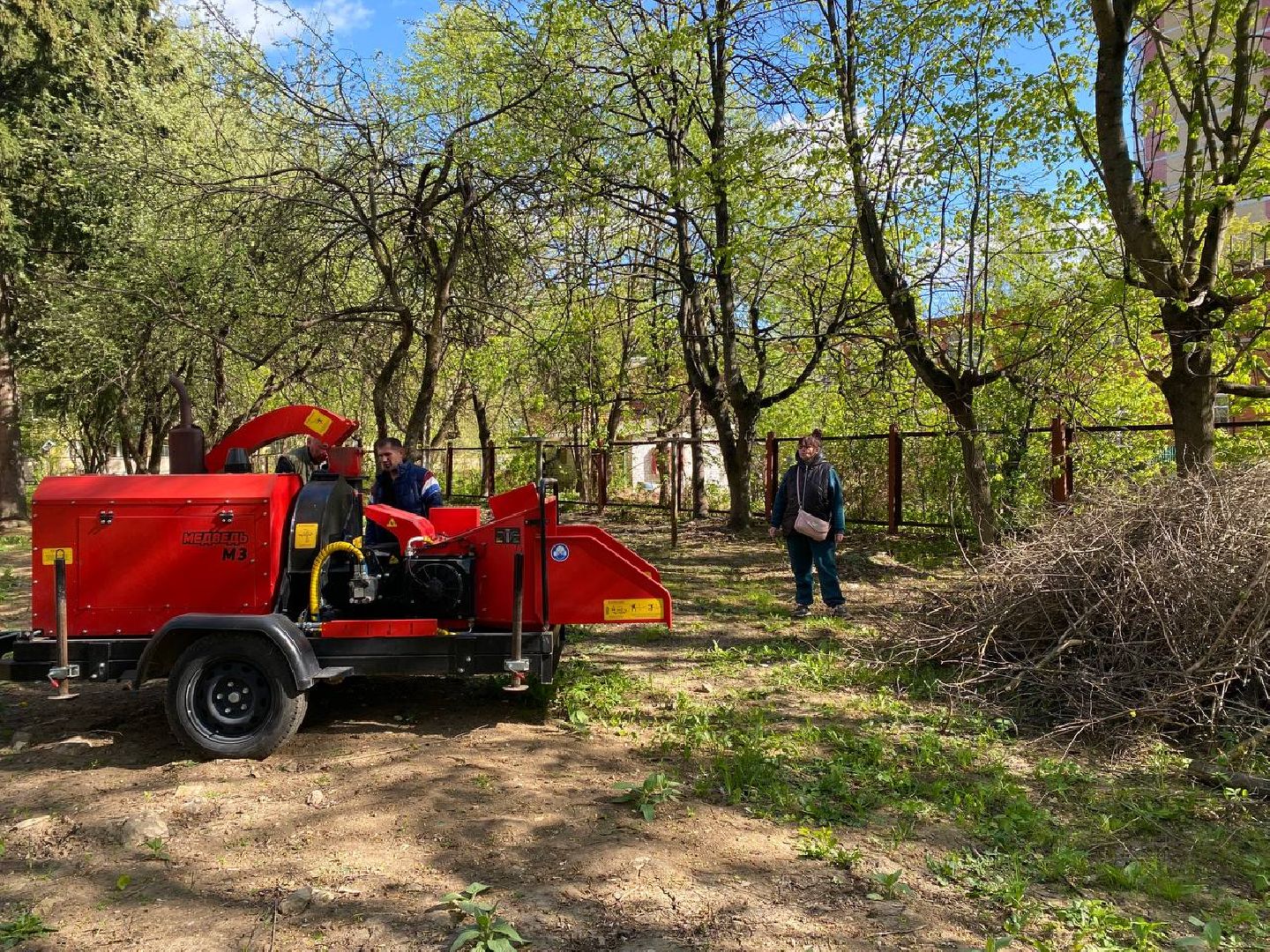 Чехов, школа-интернат, благотворительная акция, опиловка деревьев, измельчение веток, уборка территории, благоустройство, компания СрубСтрой, благотворительная точка добра Манаим,