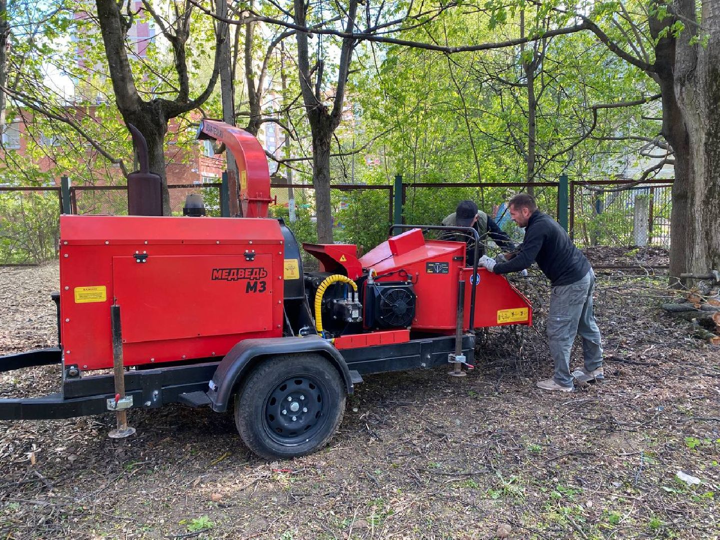 Чехов, школа-интернат, благотворительная акция, опиловка деревьев, измельчение веток, уборка территории, благоустройство, компания СрубСтрой, благотворительная точка добра Манаим,