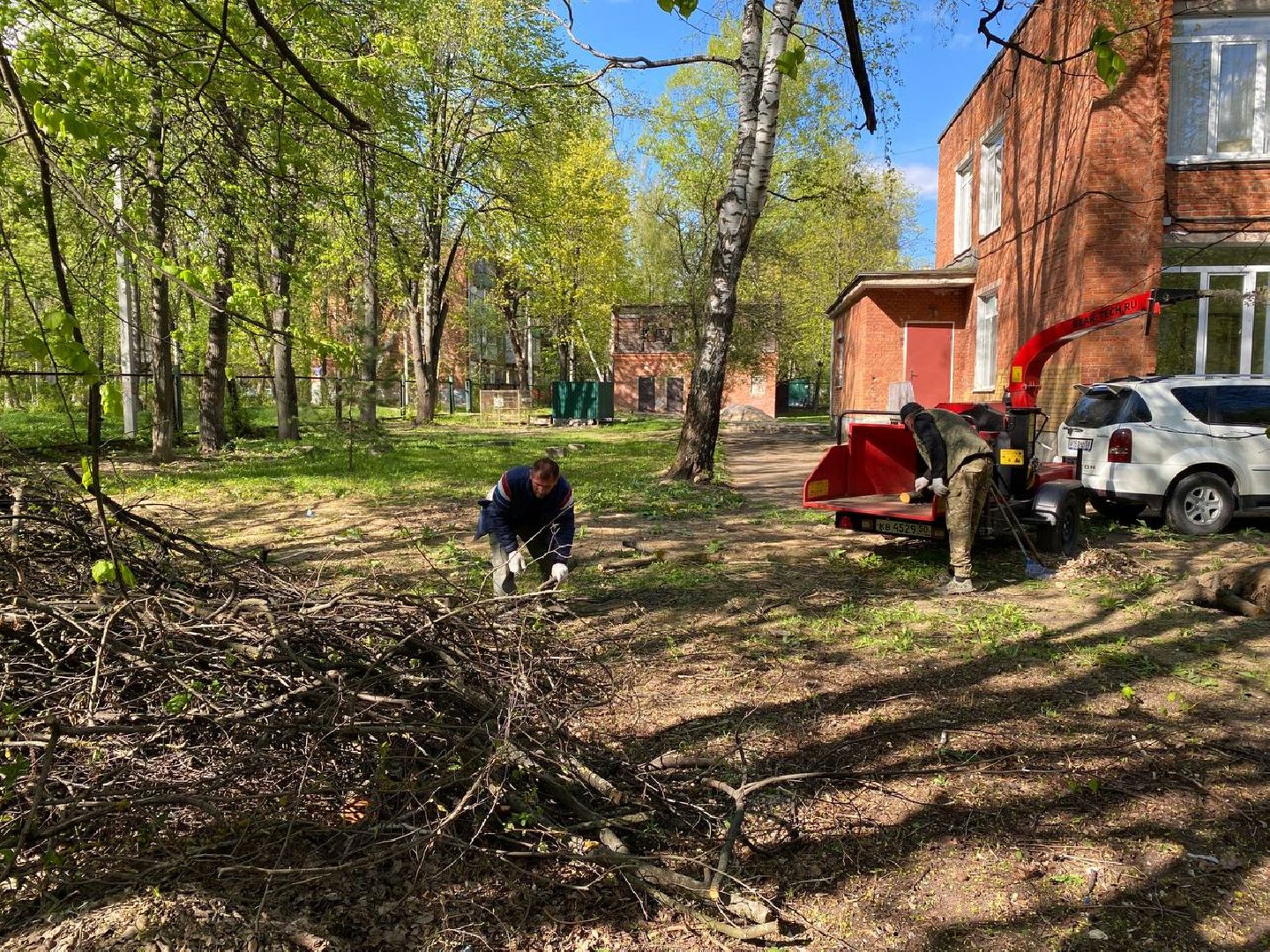 Чехов, школа-интернат, благотворительная акция, опиловка деревьев, измельчение веток, уборка территории, благоустройство, компания СрубСтрой, благотворительная точка добра Манаим,