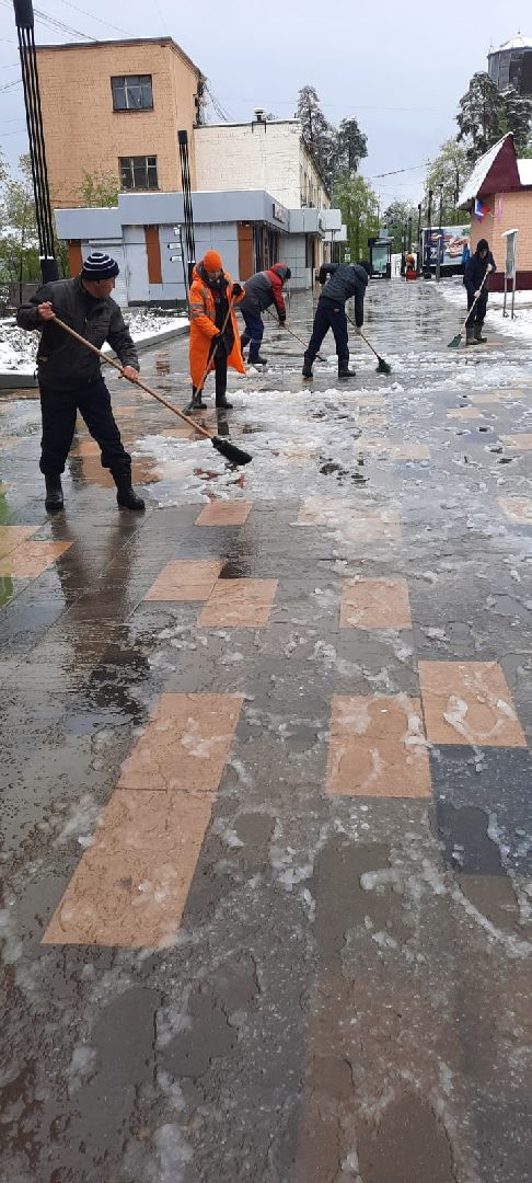 май со снегом, уборка снега, власиха май снег, снег май,