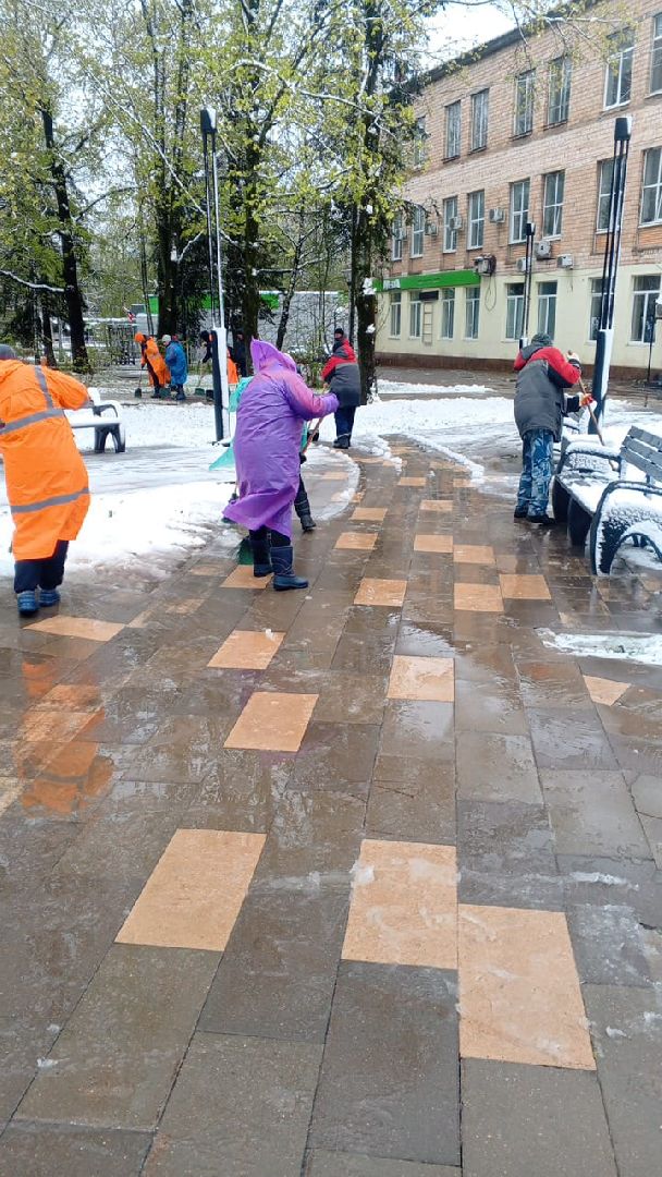 май со снегом, уборка снега, власиха май снег, снег май,