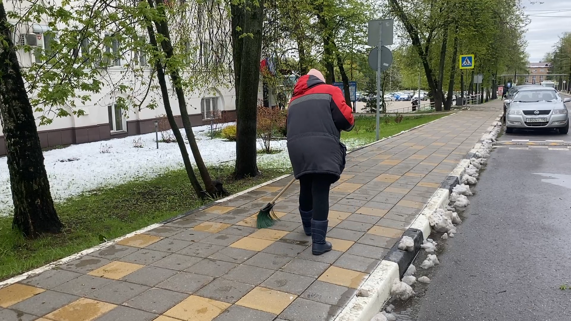 май со снегом, уборка снега, власиха май снег, снег май,