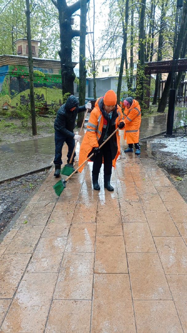 май со снегом, уборка снега, власиха май снег, снег май,
