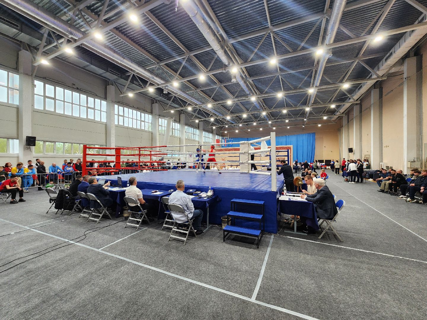 Чехов, дворец спорта олимпийский, первенство России по боксу, юниоры и юниорки, разные весовые категории, соревнования, состязания, 17-18 лет, Денис Лебедев, Александр Поветкин,