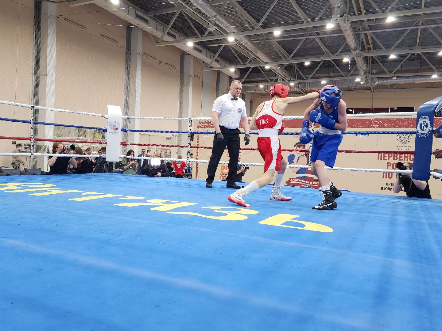 Чехов, дворец спорта олимпийский, первенство России по боксу, юниоры и юниорки, разные весовые категории, соревнования, состязания, 17-18 лет, Денис Лебедев, Александр Поветкин,