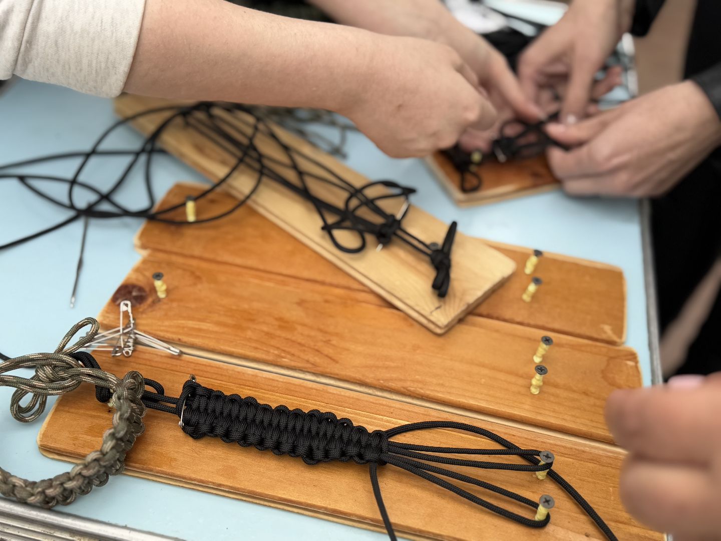 фонд защита балашиха, мастер-класс по плетению браслетов выживания,