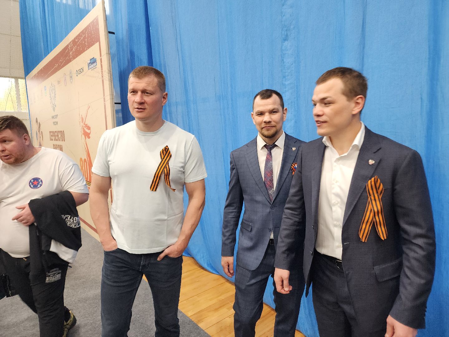 Чехов, всероссийская акция, Георгиевская ленточка, раздача ленточек, символ Победы, День Победы, юбилей, первенство России по боксу, Денис Лебедев, Александр Поветкин, братья Чудиновы, зам главы округа Виталий Шишкин,