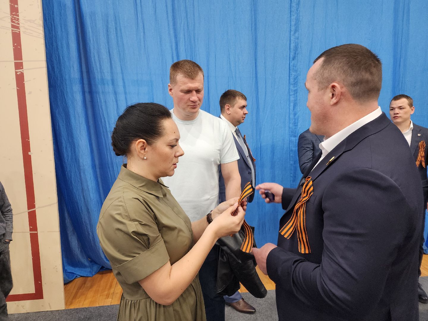 Чехов, всероссийская акция, Георгиевская ленточка, раздача ленточек, символ Победы, День Победы, юбилей, первенство России по боксу, Денис Лебедев, Александр Поветкин, братья Чудиновы, зам главы округа Виталий Шишкин,