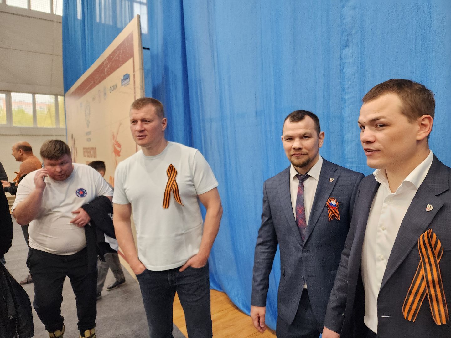 Чехов, всероссийская акция, Георгиевская ленточка, раздача ленточек, символ Победы, День Победы, юбилей, первенство России по боксу, Денис Лебедев, Александр Поветкин, братья Чудиновы, зам главы округа Виталий Шишкин,