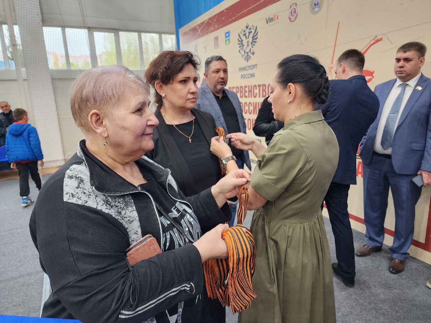 Чехов, всероссийская акция, Георгиевская ленточка, раздача ленточек, символ Победы, День Победы, юбилей, первенство России по боксу, Денис Лебедев, Александр Поветкин, братья Чудиновы, зам главы округа Виталий Шишкин,