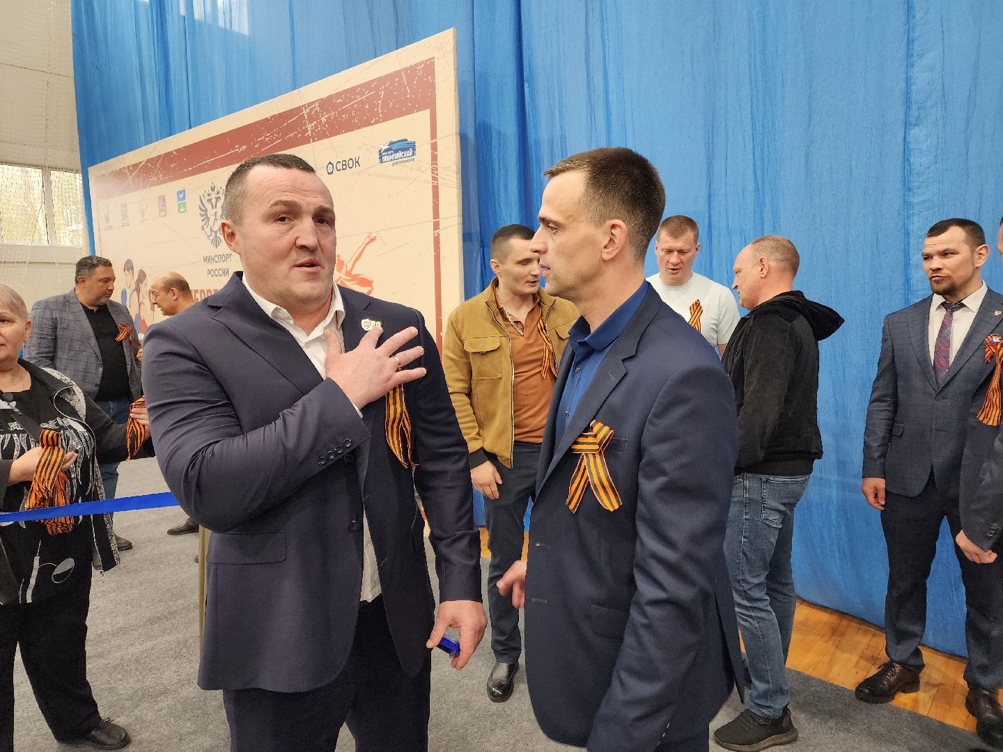 Чехов, всероссийская акция, Георгиевская ленточка, раздача ленточек, символ Победы, День Победы, юбилей, первенство России по боксу, Денис Лебедев, Александр Поветкин, братья Чудиновы, зам главы округа Виталий Шишкин,