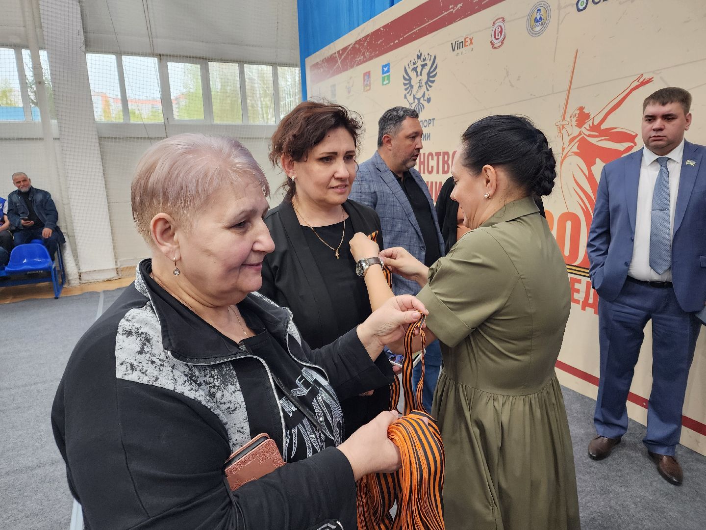 Чехов, всероссийская акция, Георгиевская ленточка, раздача ленточек, символ Победы, День Победы, юбилей, первенство России по боксу, Денис Лебедев, Александр Поветкин, братья Чудиновы, зам главы округа Виталий Шишкин,