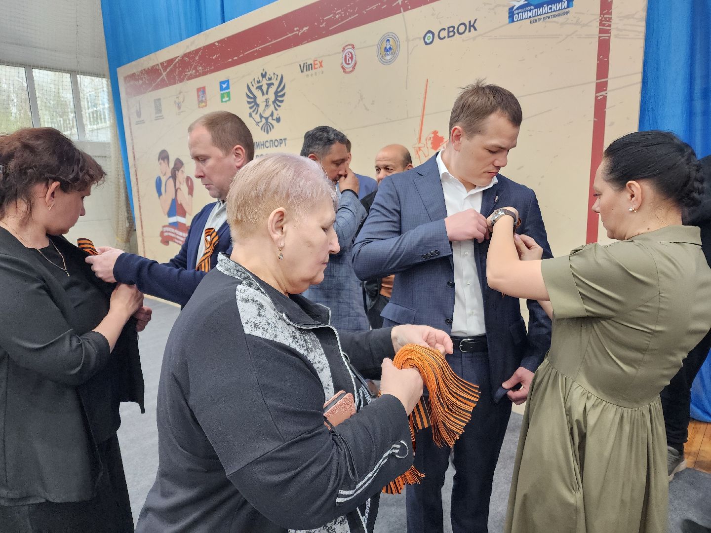 Чехов, всероссийская акция, Георгиевская ленточка, раздача ленточек, символ Победы, День Победы, юбилей, первенство России по боксу, Денис Лебедев, Александр Поветкин, братья Чудиновы, зам главы округа Виталий Шишкин,