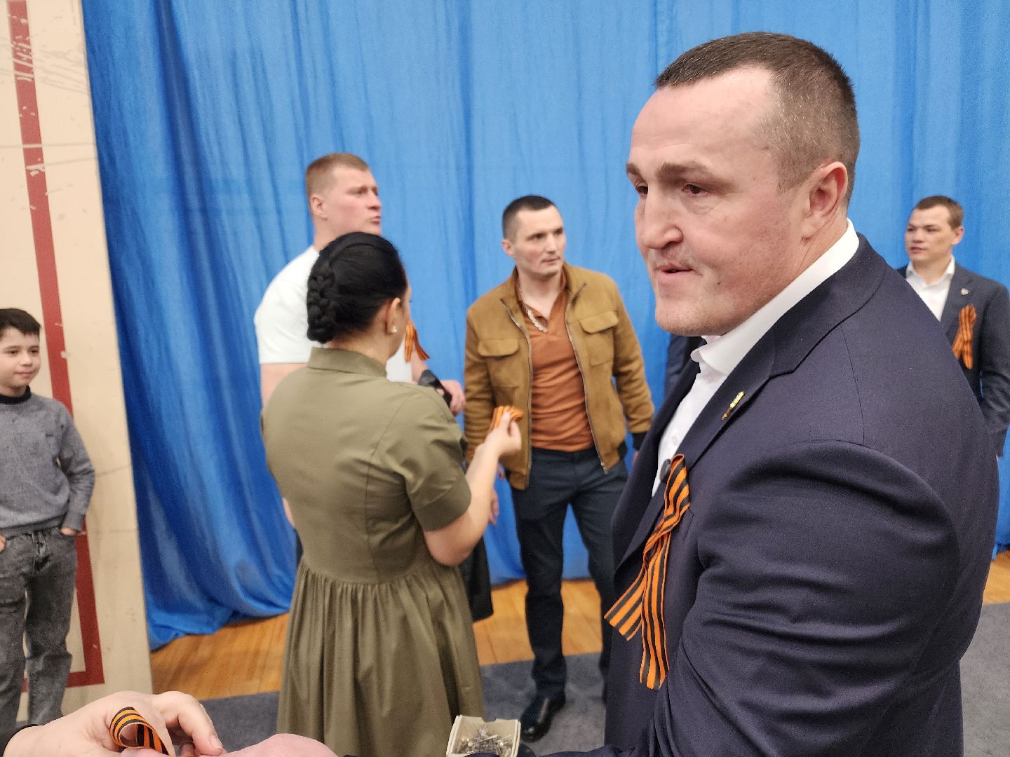 Чехов, всероссийская акция, Георгиевская ленточка, раздача ленточек, символ Победы, День Победы, юбилей, первенство России по боксу, Денис Лебедев, Александр Поветкин, братья Чудиновы, зам главы округа Виталий Шишкин,