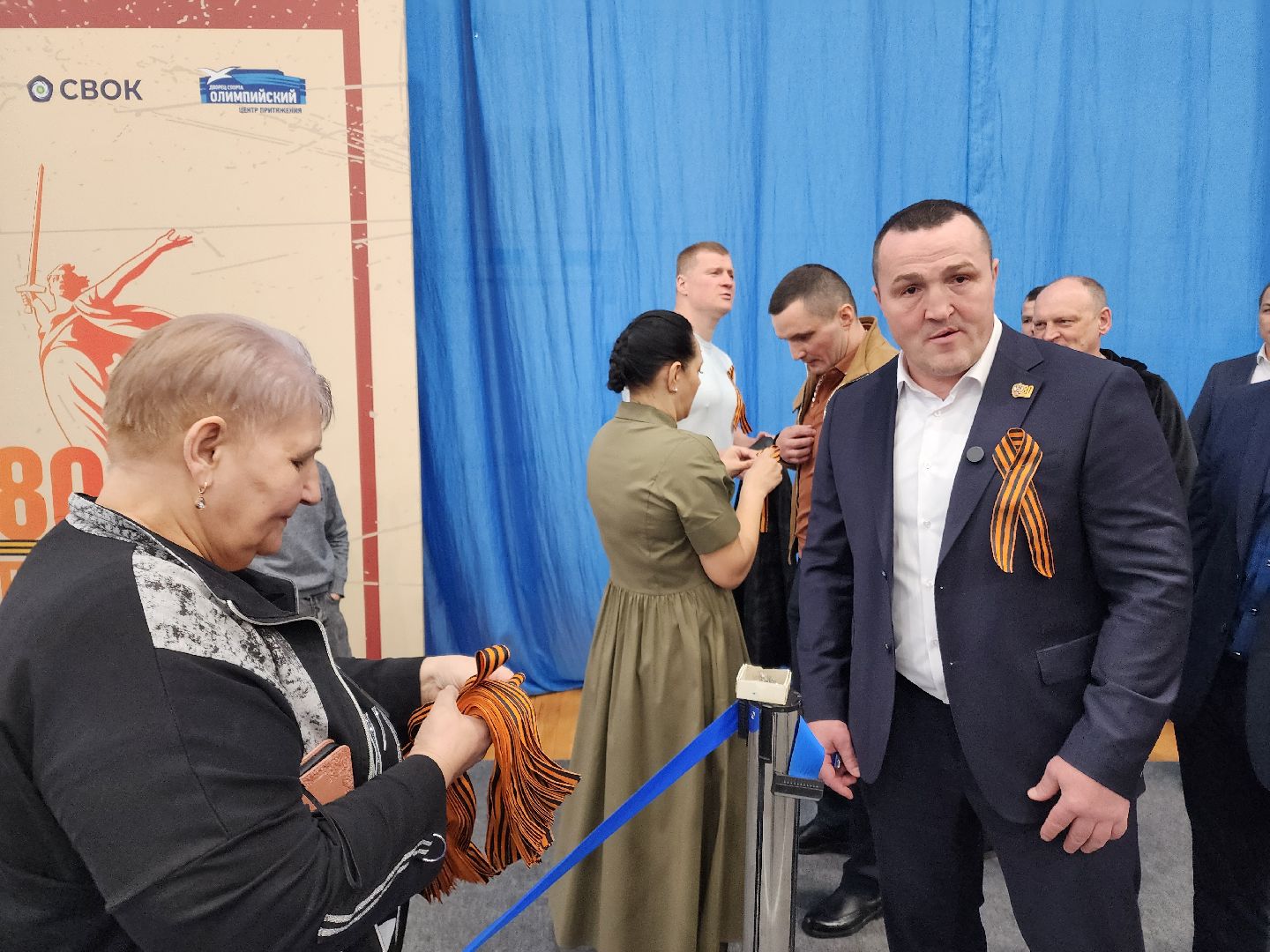 Чехов, всероссийская акция, Георгиевская ленточка, раздача ленточек, символ Победы, День Победы, юбилей, первенство России по боксу, Денис Лебедев, Александр Поветкин, братья Чудиновы, зам главы округа Виталий Шишкин,