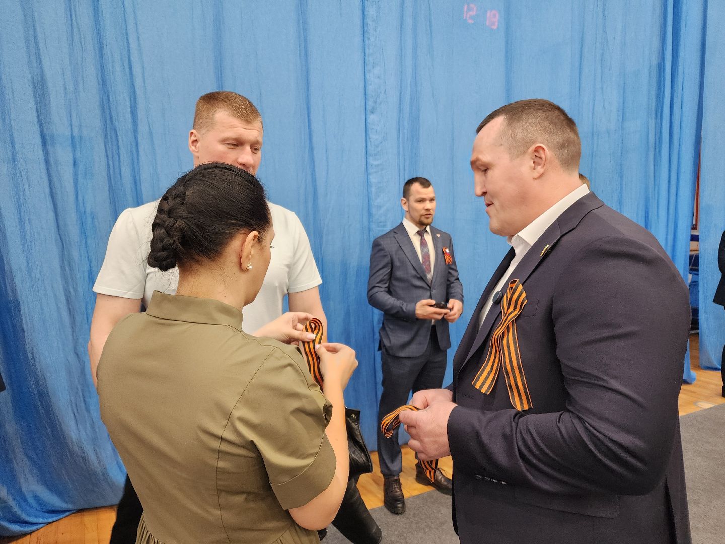 Чехов, всероссийская акция, Георгиевская ленточка, раздача ленточек, символ Победы, День Победы, юбилей, первенство России по боксу, Денис Лебедев, Александр Поветкин, братья Чудиновы, зам главы округа Виталий Шишкин,