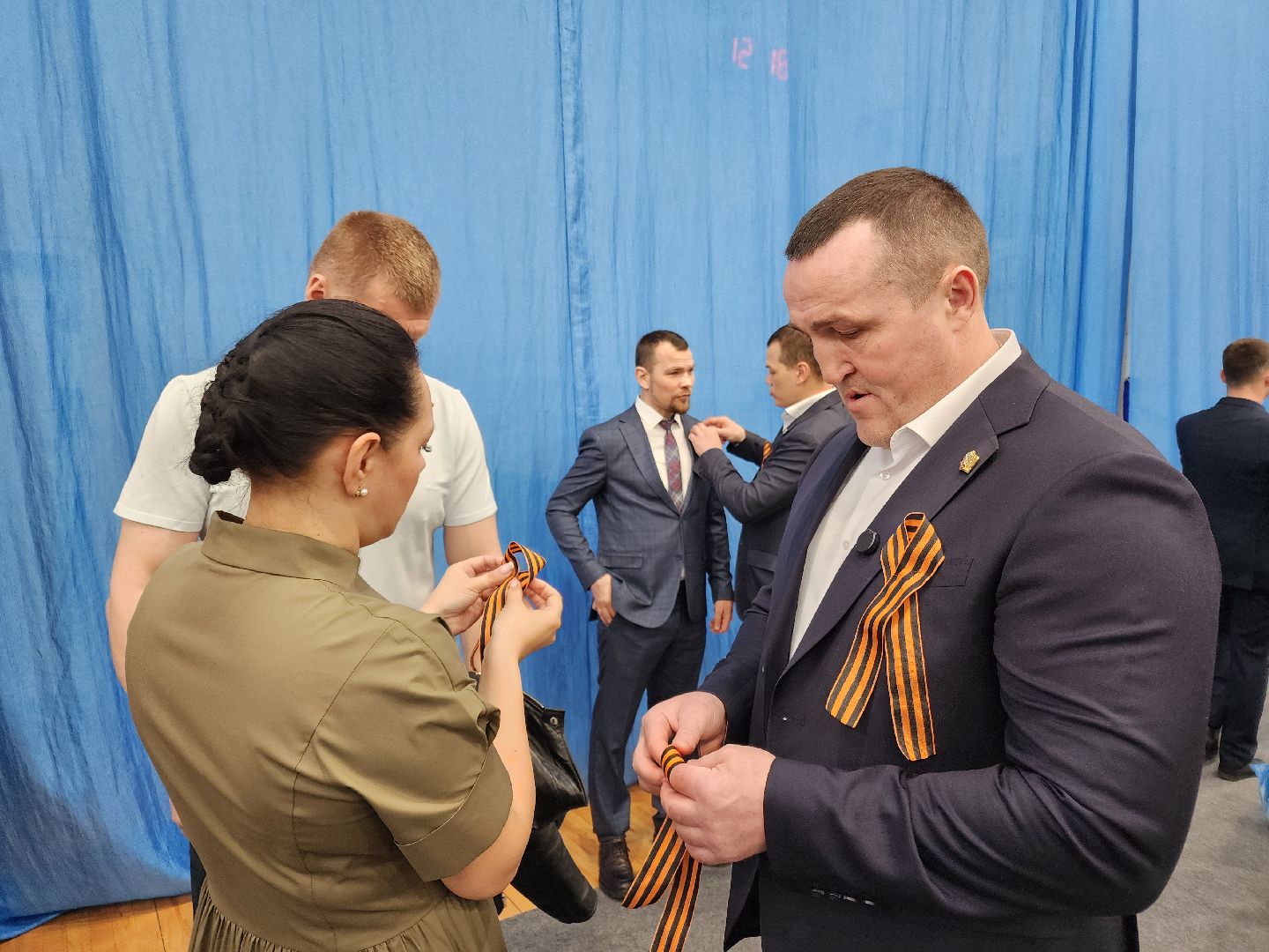 Чехов, всероссийская акция, Георгиевская ленточка, раздача ленточек, символ Победы, День Победы, юбилей, первенство России по боксу, Денис Лебедев, Александр Поветкин, братья Чудиновы, зам главы округа Виталий Шишкин,