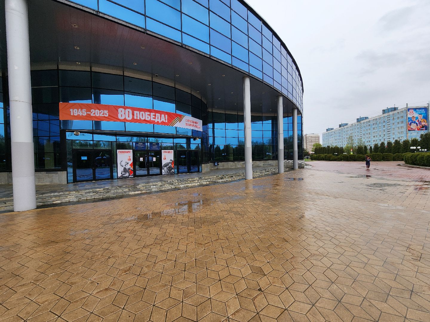 Чехов, дворец спорта олимпийский, День Победы, тематические плакаты,  праздничные баннеры, транспаранты, флаги, юбилей Победы, акция Георгиевская ленточка,