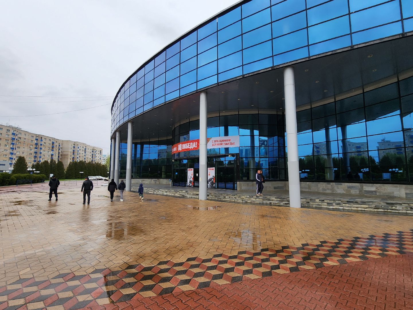 Чехов, дворец спорта олимпийский, День Победы, тематические плакаты,  праздничные баннеры, транспаранты, флаги, юбилей Победы, акция Георгиевская ленточка,