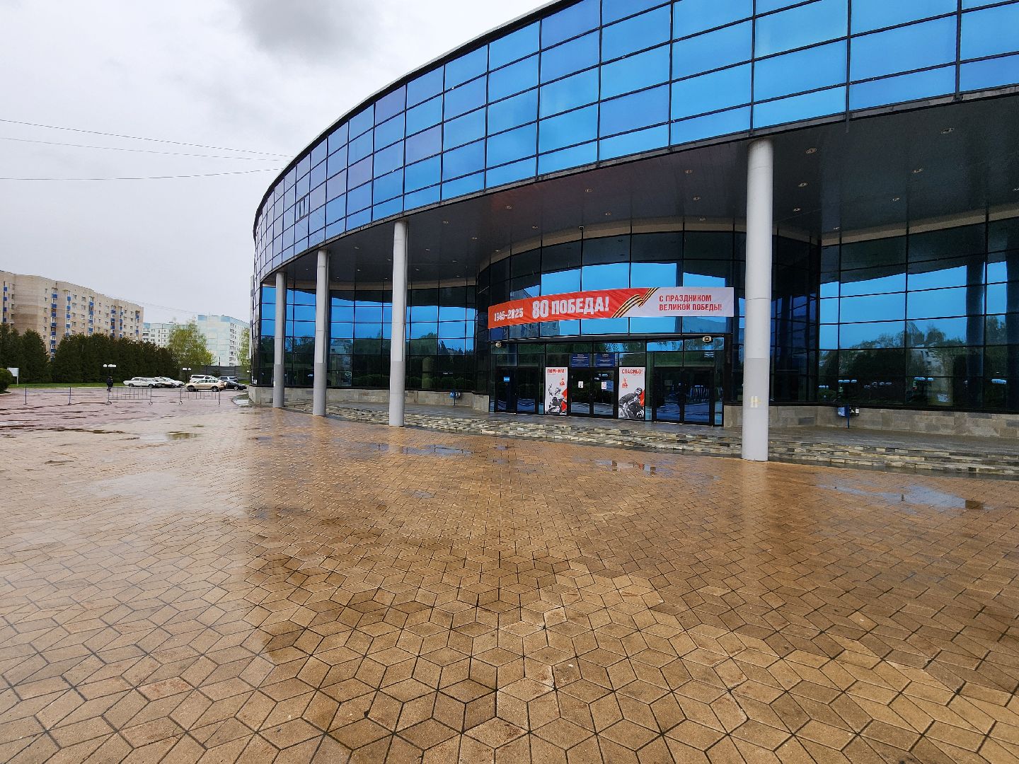 Чехов, дворец спорта олимпийский, День Победы, тематические плакаты,  праздничные баннеры, транспаранты, флаги, юбилей Победы, акция Георгиевская ленточка,