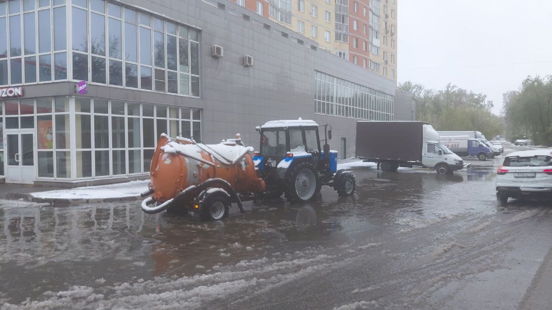 последствия снегопада, ивантеевка, упавшие деревья, коммунальная служба, коммунальная техника, подтопление территории,