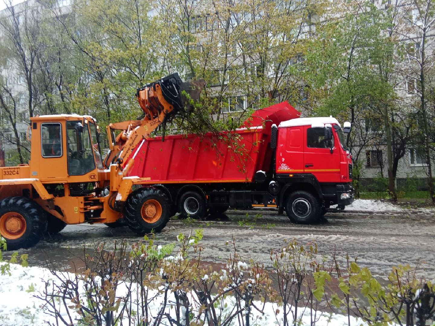 последствия снегопада, ивантеевка, упавшие деревья, коммунальная служба, коммунальная техника, подтопление территории,