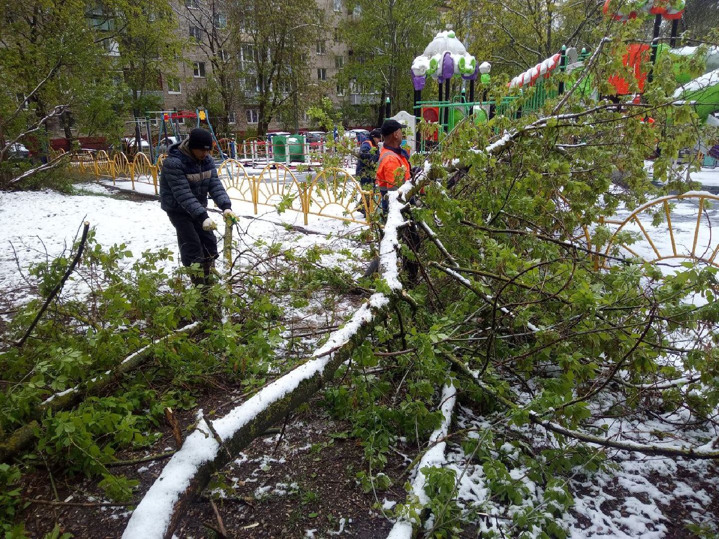 последствия снегопада, ивантеевка, упавшие деревья, коммунальная служба, коммунальная техника, подтопление территории,