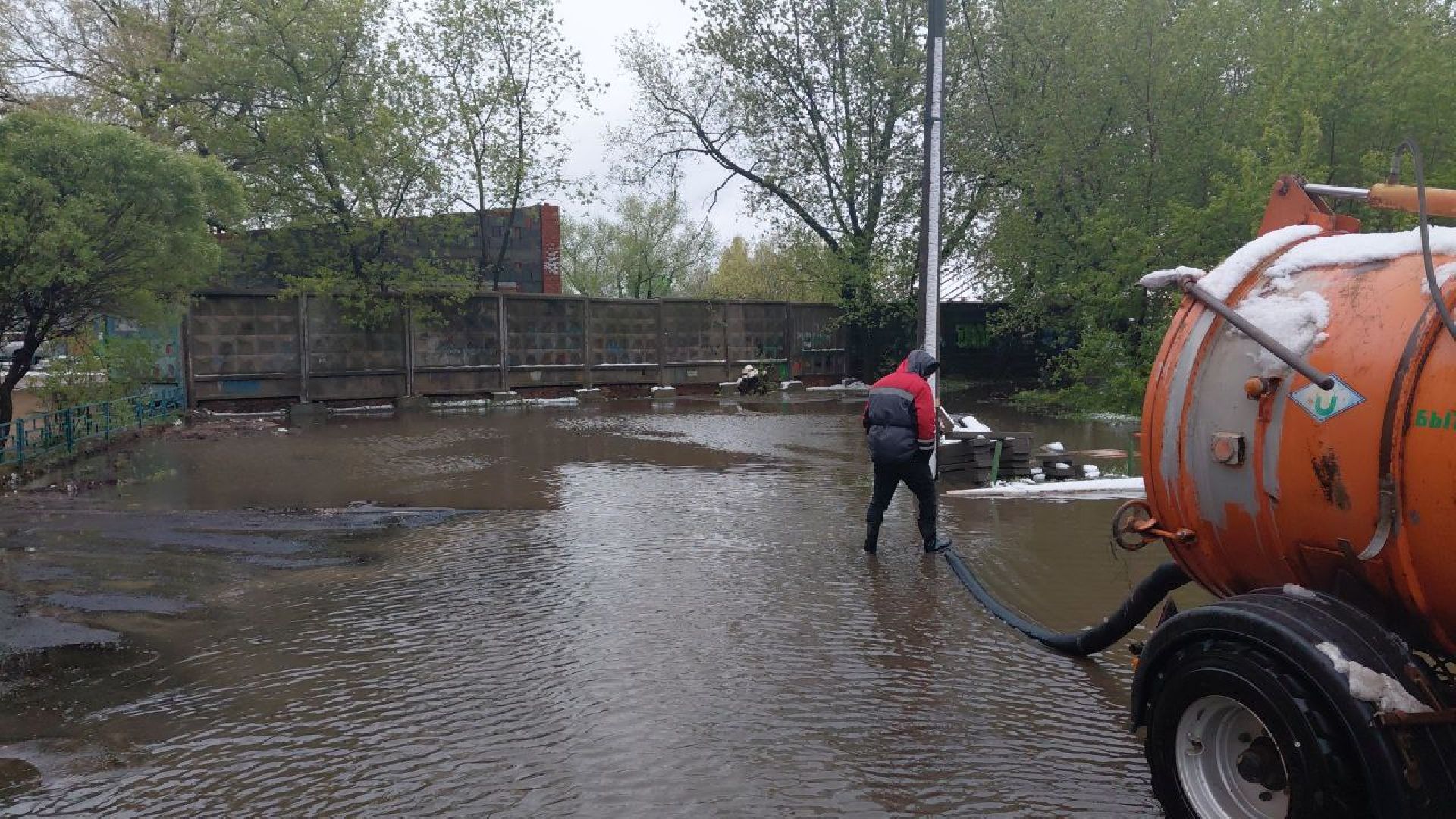последствия снегопада, ивантеевка, упавшие деревья, коммунальная служба, коммунальная техника, подтопление территории,